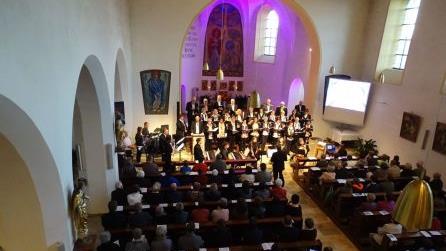 Mit verschiedenen Gastakteuren feiert der Nordhalbener Chor GemeinSangkeit sein 15-jähriges Bestehen mit einem glanzvollen Jubiläumskonzert in der Pfarrkirche St. Bartholomäus. Norbert Neugebauer