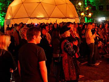 Das Miteinander bei Leckerbissen und guter Musik gehört ebenso zu "Kronach leuchtet" wie die Lichtpunkte. Foto: Archiv/Michael Gründel