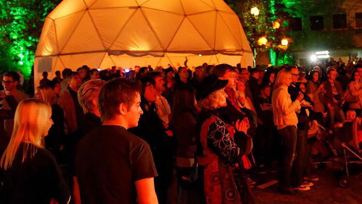 Das Miteinander bei Leckerbissen und guter Musik gehört ebenso zu "Kronach leuchtet" wie die Lichtpunkte. Foto: Archiv/Michael Gründel