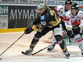 Geschäftsführer Matthias Wendel hat einen Wunsch: Der Sport soll bei den Bayreuth Tigers - hier mit Michal Bartosch (vorne) - wieder im Vordergrund stehen.  Foto: Peter Mularczyk