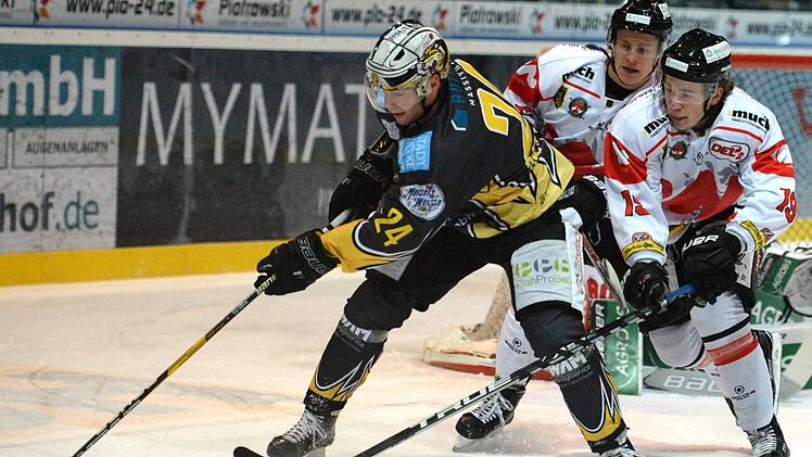 Geschäftsführer Matthias Wendel hat einen Wunsch: Der Sport soll bei den Bayreuth Tigers - hier mit Michal Bartosch (vorne) - wieder im Vordergrund stehen.  Foto: Peter Mularczyk