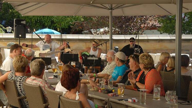 "RCR", die Erfinder des "Hockrock", spielen am Sonntag zum vorerst letzten Brunch auf der Ratskeller-Terrasse. Unser Foto ist von 2015.