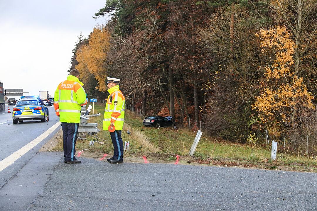 Schwerer Unfall auf der  A9: Auto kracht  durch Leitplanke und stürzt die Böschung hinab