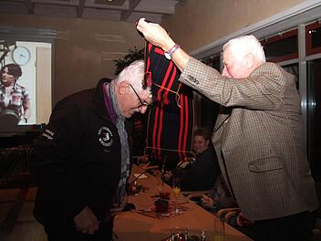 Ernst Klimek (r.) von den Zubzas bedankt sich bei Hans Kreiner mit einem Schal.    Foto: Richard Sänger