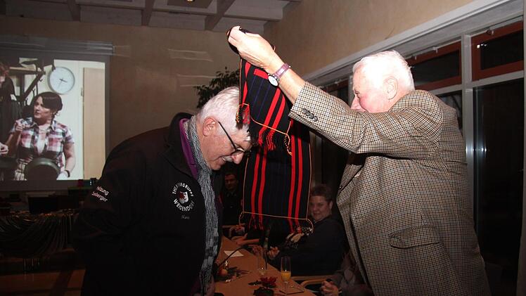 Ernst Klimek (r.) von den Zubzas bedankt sich bei Hans Kreiner mit einem Schal.    Foto: Richard Sänger