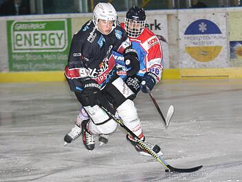 Auf und davon: Der Haßfurter Lukas Kratschmer (links) ist schneller als sein Gegenspieler Fabio Schubach. Die "Hawks" wiesen Eppelheim am Wochenende zweimal in die Schranken.  Foto: Ralf Naumann