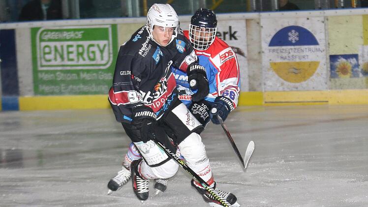 Auf und davon: Der Haßfurter Lukas Kratschmer (links) ist schneller als sein Gegenspieler Fabio Schubach. Die "Hawks" wiesen Eppelheim am Wochenende zweimal in die Schranken.  Foto: Ralf Naumann