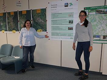Bürgermeisterin Sonja Reubelt und Sabine Nasner (Fachkraft für die  Walddörfer Senioren) freuen sich, dass die Gemeinde Sandberg  Modellgemeinde im Projekt "Marktplatz der Generationen" des Bayerischen  Sozialministeriums ist. Foto: Marion Eckert