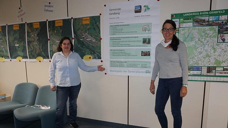Bürgermeisterin Sonja Reubelt und Sabine Nasner (Fachkraft für die  Walddörfer Senioren) freuen sich, dass die Gemeinde Sandberg  Modellgemeinde im Projekt "Marktplatz der Generationen" des Bayerischen  Sozialministeriums ist. Foto: Marion Eckert