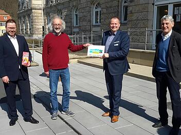 Auf eine intensive Zusammenarbeit im Rahmen der Fairtrade-Partnerschaft freuen sich (von rechts nach links) Jürgen Pfister, Michael Demmerle, Dirk Hönerlage und Matthias Grief.                Foto: Rolf Pralle