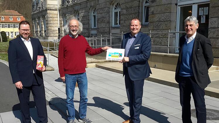 Auf eine intensive Zusammenarbeit im Rahmen der Fairtrade-Partnerschaft freuen sich (von rechts nach links) Jürgen Pfister, Michael Demmerle, Dirk Hönerlage und Matthias Grief.                Foto: Rolf Pralle