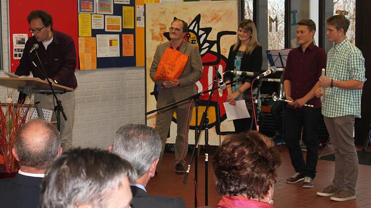 Albrecht Hofmann (Personalrat), Michael Zänker (Elternbeirat) sowie Schüler überreichten einen ganz besonderen Turnbeutel.