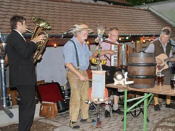 Helmut Zeiler mit der Teufelsgeige und "Die scho widdä" in Aktion. Sie treten heuer wieder auf. Foto: Leiss