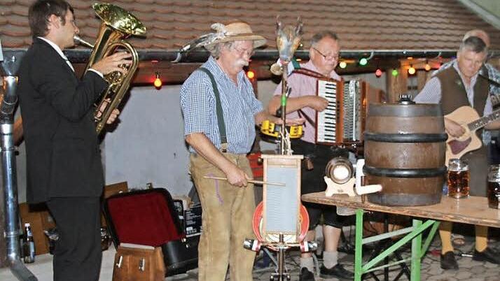 Helmut Zeiler mit der Teufelsgeige und "Die scho widdä" in Aktion. Sie treten heuer wieder auf. Foto: Leiss