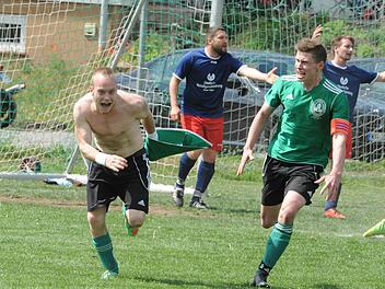 Verrückter Fußball: Euerdorfer Freude über den vermeintlichen Führungstreffer. Doch die Pfaffenhäuser Proteste fruchteten. Der Unparteiische versagte dem Tor die Anerkennung. Und in der Nachspielzeit war es der Gast, der jubeln durfte beim Tor des Tages.  Foto: Hopf