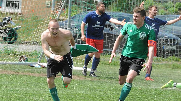 Verrückter Fußball: Euerdorfer Freude über den vermeintlichen Führungstreffer. Doch die Pfaffenhäuser Proteste fruchteten. Der Unparteiische versagte dem Tor die Anerkennung. Und in der Nachspielzeit war es der Gast, der jubeln durfte beim Tor des Tages.  Foto: Hopf
