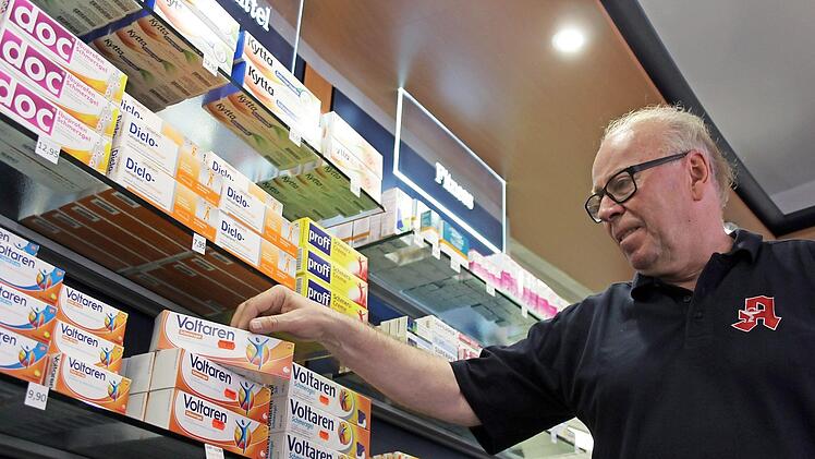 Die Erfahrung der Apotheker, wie Rainer Reck von der Kapuziner-Apotheke, ist ein wichtiger Faktor bei der richtigen Medikation. Foto: Jann Weckel
