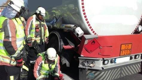 Feuerwehrleute kontrollieren den Tank des Lkw-Aufliegers mit dem Treibstoff.  Fotos: Feuerwehr Bad Staffelstein