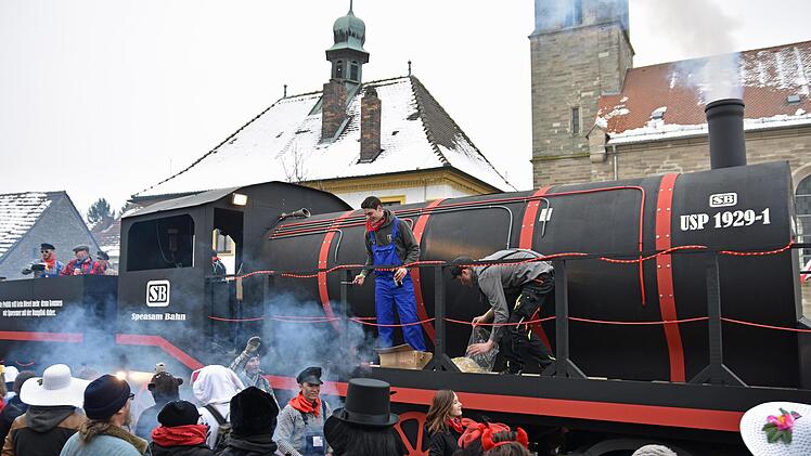 Einen besonders originellen Wagen hatte die  KLJB Unterspiesheim gebaut. Ihr Slogan hieß: "Die Politik will kein Diesel mehr, drum kommen wir Spaesemer mit der Dampflok daher" und so zog die "Dampflok" alle Blicke der Besucher auf sich.