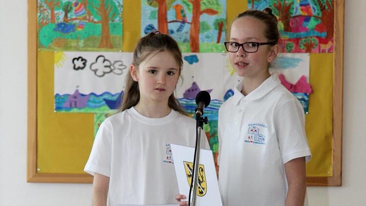 Isabell und Sarah aus der 4a stellten die Schule vor.  Foto: Richard Sänger