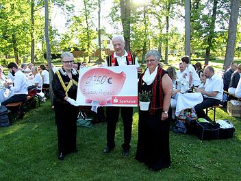 Die Zubzas können sich über 2750 Euro, zuzüglich der Einnahmen des Abends freuen.  Fotos: Richard Sänger