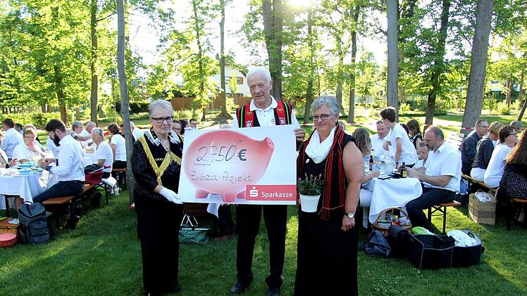 Die Zubzas können sich über 2750 Euro, zuzüglich der Einnahmen des Abends freuen.  Fotos: Richard Sänger