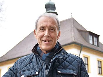 Vor 40 Jahren zog Winfried Stark aus Obertheres als erster und einziger Beamter der damals selbstständigen Gemeinde Obertheres in das historische Rathaus (im Hintergrund) ein. Im gleichen Jahr wurde er mit der Gebietsreform der Leiter der Geschäftsstelle der Verwaltungsgemeinschaft (VG) Theres. Am gestrigen Freitag ging der Verwaltungsrat nach 46 Berufsjahren in den wohlverdienten Ruhestand.  Foto: Ulrike Langer