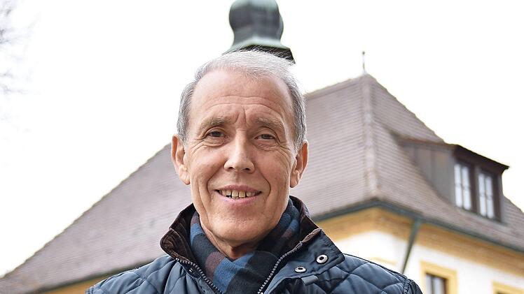 Vor 40 Jahren zog Winfried Stark aus Obertheres als erster und einziger Beamter der damals selbstständigen Gemeinde Obertheres in das historische Rathaus (im Hintergrund) ein. Im gleichen Jahr wurde er mit der Gebietsreform der Leiter der Geschäftsstelle der Verwaltungsgemeinschaft (VG) Theres. Am gestrigen Freitag ging der Verwaltungsrat nach 46 Berufsjahren in den wohlverdienten Ruhestand.  Foto: Ulrike Langer