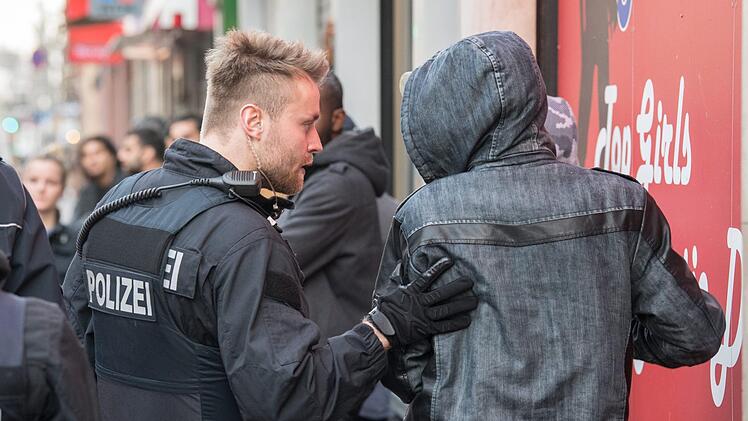 Sicherheit in Mittelfranken: Im Jahr 2018 sinkt insgesamt die Zahl der registrierten Straftaten. Die Ausl&auml;nderkriminalit&auml;t steigt aber weiterhin. Symbolfoto: Boris Roessler/dpa