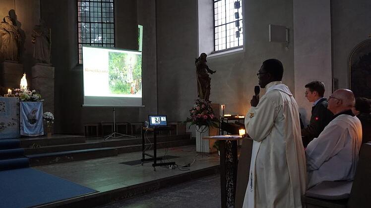 Vor der Prozession  wurde gemeinsam der Rosenkranz gebetet. Foto: Marion Eckert