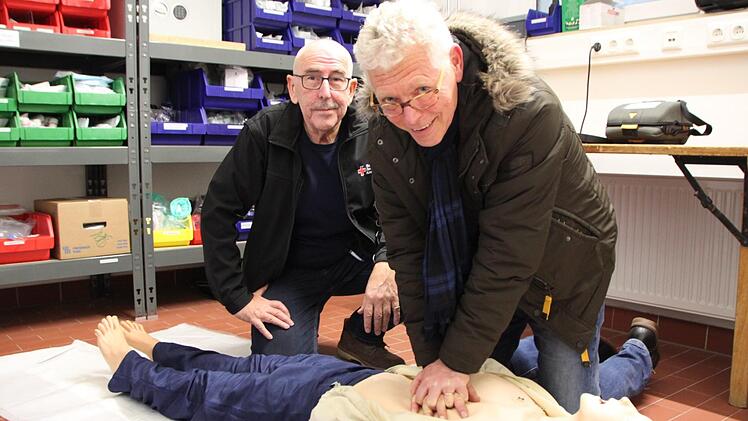 Szene nachgestellt: Wolfgang Harke demonstriert, wie er Erste Hilfe an einem hilflosen Mann geleistet hat. Michael Berger vom BRK ist für den couragierten Einsatz dankbar. Foto: Ulrike Müller