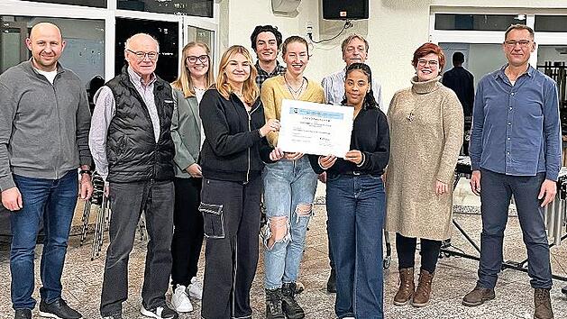 Die Spenden&uuml;bergabe erfolgte im Beisein der Dirigenten Michael Siebert und Norbert Engelmann (au&szlig;en) sowie von Josef Wei&szlig;er und Doris Hoffmann als Vertreter von Seniorband und Bl&auml;serphilharmonie, Cameren Atkins, Sophie Manz und Anastasia B&auml;tz von ...