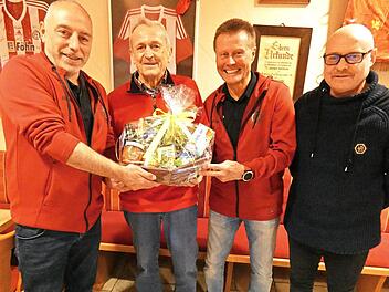 Von links Vorsitzender Dieter Mühlbauer, Alfred Roßmeisl, Ausschussmitglied Gerhard Biedermann und zweiter Vorsitzender Alexander Hollweg, alle vom FC Neuenmarkt
