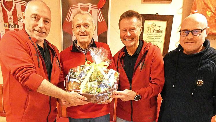 Von links Vorsitzender Dieter Mühlbauer, Alfred Roßmeisl, Ausschussmitglied Gerhard Biedermann und zweiter Vorsitzender Alexander Hollweg, alle vom FC Neuenmarkt