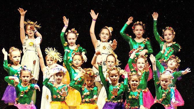 Die Kindertanzgruppe &bdquo;Dancing Stars&ldquo; des TSV Ebenhausen als Blumenkinder.