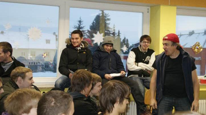 Am Anfang ist ja alles noch irgendwie lustig. Aber die Jugendlichen merken bald, dass Markus' (Dirk Bayer, rechts) frechen Sprüche auf Kosten anderer nur dazu da sind, ihn in den Mittelpunkt zu stellen. Aufmerksamkeit gewinnen mit allen Mitteln. Zuschauen oder sich wegdrehen?