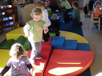 Im Kindergarten St. Dionys läuft seit September des vergangenen Jahres eine Kleinkindgruppe. Annika und Linda (Vordergrund) spielen auf unserem Bild auf der Bewegungslandschaft. Foto: Stefan Geiger