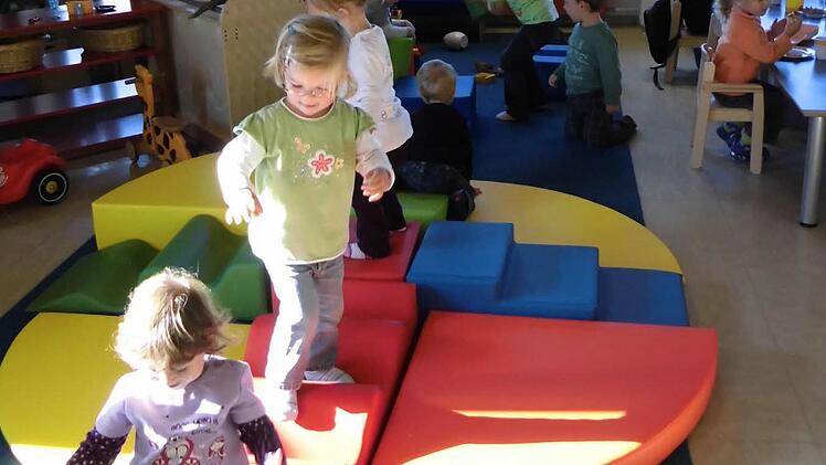 Im Kindergarten St. Dionys läuft seit September des vergangenen Jahres eine Kleinkindgruppe. Annika und Linda (Vordergrund) spielen auf unserem Bild auf der Bewegungslandschaft. Foto: Stefan Geiger