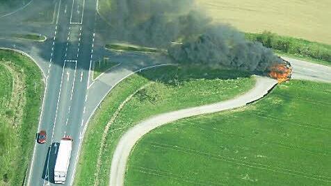 Neben der Bundesstraße 303 nahe Theres brannte am Donnerstag ein Lastwagen. Das sahen die Luftbeobachter bei ihrem Übungsflug. Aus dem Training wurde plötzlich ein Ernstfall.  Fotos: René Ruprecht