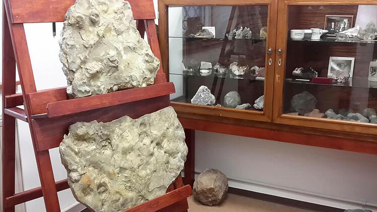 Neben militärischen Objekten sind in der Ausstellung auch Mineralien und Fossilien aus dem Bereich des Truppenübungsplatzes zu sehen. Foto: Rolf Pralle