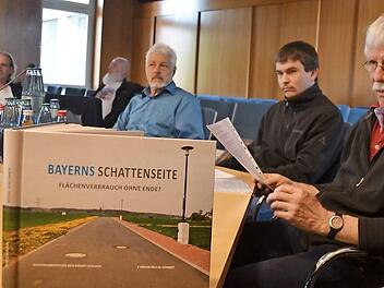 Christian von Reitzenstein erl&auml;uterte in der B&uuml;rgersprechstunde die Sorgen der Gegner einer S&uuml;dumfahrung. Diese soll, dem Ergebnis des Verkehrsgutachtens folgend, als ortsferne Variante (auf der Skizze in rot eingezeichnet) ausgef&uuml;hrt werden. Die Aurachtalvariante einschlie&szlig;lich eines Ostzweiges (blau) wurde verworfen.  Foto: Bernhard Panzer