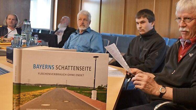 Christian von Reitzenstein erl&auml;uterte in der B&uuml;rgersprechstunde die Sorgen der Gegner einer S&uuml;dumfahrung. Diese soll, dem Ergebnis des Verkehrsgutachtens folgend, als ortsferne Variante (auf der Skizze in rot eingezeichnet) ausgef&uuml;hrt werden. Die Aurachtalvariante einschlie&szlig;lich eines Ostzweiges (blau) wurde verworfen.  Foto: Bernhard Panzer