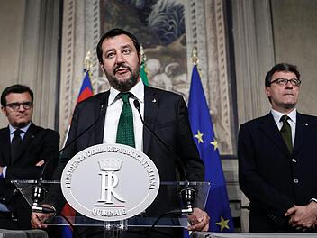 Matteo Salvini, Parteivorsitzender der Lega, spricht zu Journalisten nach einem Treffen mit dem italienischen Pr&auml;sidenten Mattarella. In Italien bahnt sich elf Wochen nach der Parlamentswahl das Ende der Regierungsbildung an. Die rechtspopulistische Lega und die F&uuml;nf-Sterne-Bewegung haben dem italienischen&nbsp;Pr&auml;sidenten den Politik-Neuling und Juristen Giuseppe Conte als Regierungschef f&uuml;r Italien vorgeschlagen. Foto: Riccardo Antimiani/ANSA/AP/dpa