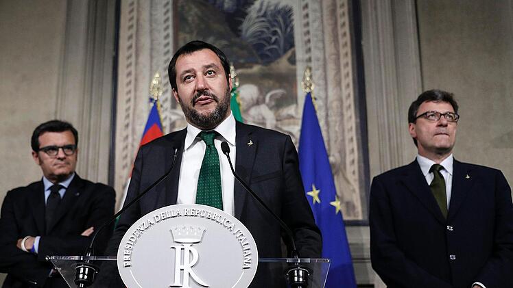 Matteo Salvini, Parteivorsitzender der Lega, spricht zu Journalisten nach einem Treffen mit dem italienischen Pr&auml;sidenten Mattarella. In Italien bahnt sich elf Wochen nach der Parlamentswahl das Ende der Regierungsbildung an. Die rechtspopulistische Lega und die F&uuml;nf-Sterne-Bewegung haben dem italienischen&nbsp;Pr&auml;sidenten den Politik-Neuling und Juristen Giuseppe Conte als Regierungschef f&uuml;r Italien vorgeschlagen. Foto: Riccardo Antimiani/ANSA/AP/dpa