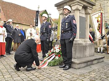 Reiterswiesen gedachte am Kriegerdenkmal der Gefallenen, Vermissten der Kriege und der Opfer von Gewalt. Stellvertretend für die Stadt Bad Kissingen legte Oberbürgermeister Kai Blankenburg im Namen der Stadt zum Gedenken an sie einen Kranz nieder.  Foto: Peter Klopf