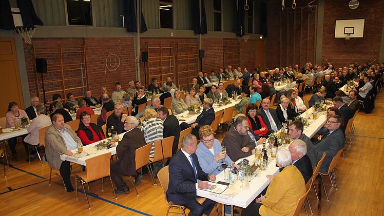 Ehrenamtliche aus 95 Vereinen und mehreren kirchlichen Institutionen sowie  Persönlichkeiten des öffentlichen Lebens haben sich zum Neujahrsempfang der  Gemeinde Altenkunstadt in der Grundschulturnhalle versammelt. Foto: Stephan  Stöckel