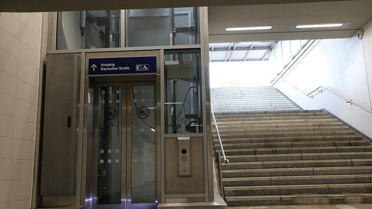 Die Stadt setzt sich bei der Deutschen Bahn für eine Fahrradschiene an den Bahnhofstreppen ein - bisher ohne Erfolg. Foto: Ronald Heck
