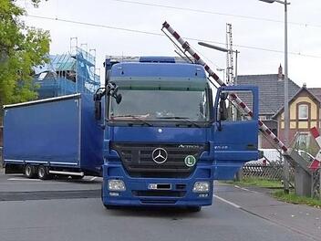Auf dem Bahnübergang ging es für den Lkw nicht mehr weiter.  Foto: Polizei