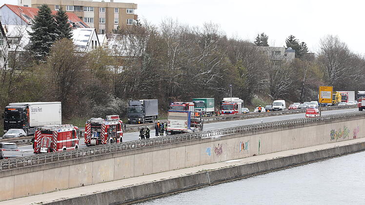 Ein Lastwagen ist am Mittwoch (7. April 2021) ist gegen 11.45 Uhr auf der Südwesttangente zwischen Nürnberg-Gebersdorf und der B14 kurz vor der Anschlussstelle Schweinau in Flammen aufgegangen.