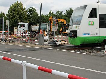 Die Technik am neu gestalteten Bahnübergang Westheim (im Bild) geht bereits am 5. August in Betrieb. Alle anderen Änderungen entlang der Saaletalbahn greifen nach einer einmonatigen Sperrung der Strecke ab 20. September.